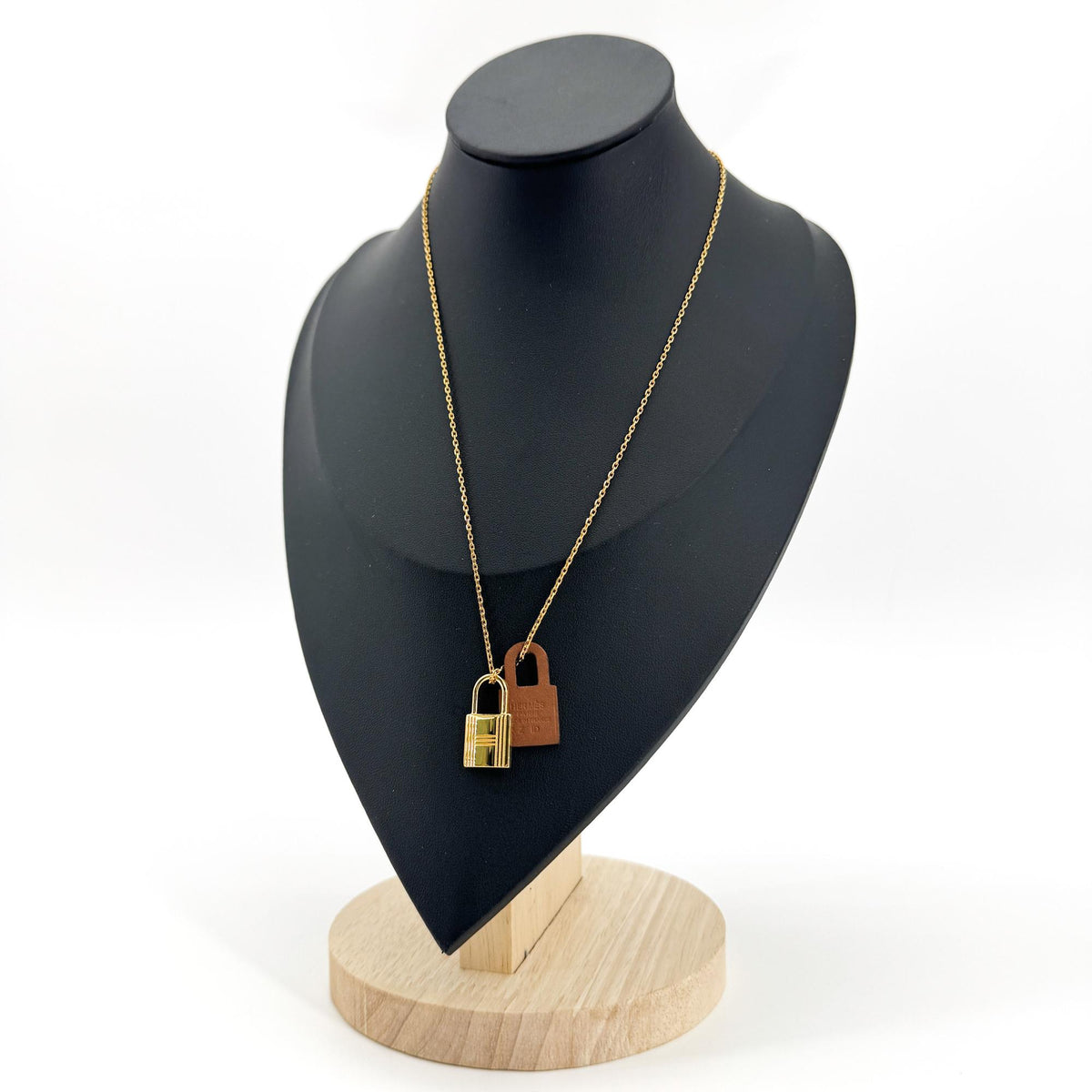 Hermès O'Kelly Pendant Necklace Gold Leather Gold Hardware