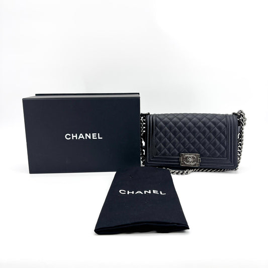 Sac Boy Chanel Moyen Cuir Caviar Noir Bijouterie Argentée Vintage