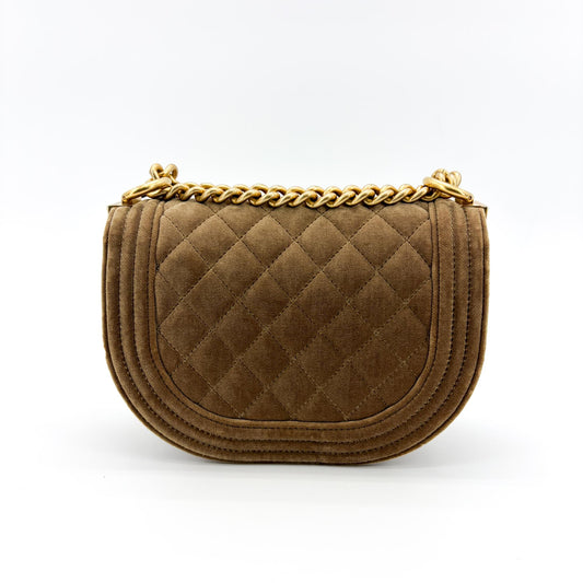 Sac Messager Chanel Boy en Velours Marron avec Accastillage Doré