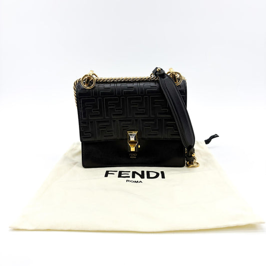 Sac porté épaule moyen Fendi FF Embossed Khan You en cuir noir avec ferrures dorées