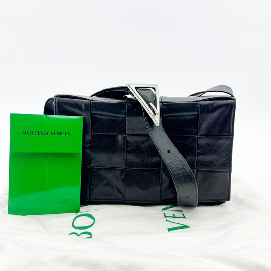 Bottega Veneta Cassette Intrecciato noir avec détails argentés
