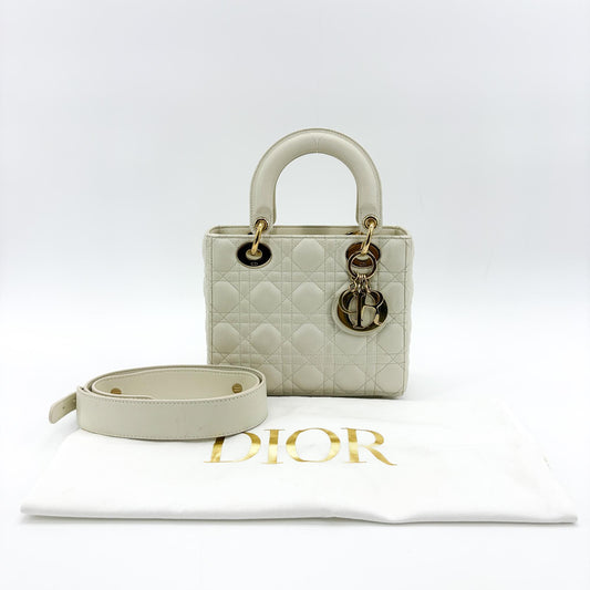 Sac Dior Lady Dior petit modèle en cuir d'agneau latte avec garniture en métal doré