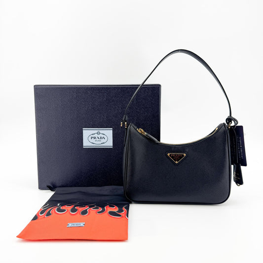 Sac à bandoulière Prada en cuir Saffiano noir avec finitions dorées (modèle à puce intégrée)