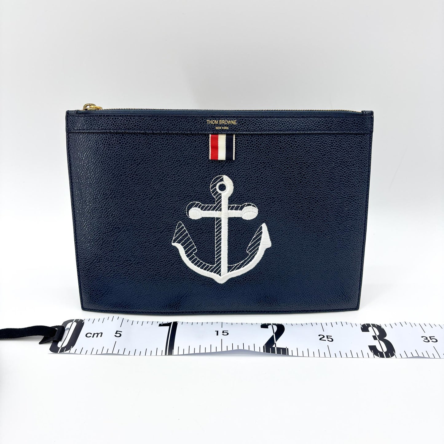Porte-documents Thom Browne en cuir grainé avec ancre brodée, couleur marine