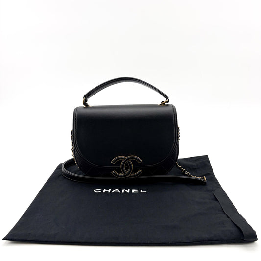 Sac Chanel rond en agneau avec poignée, rabat et finitions dorées