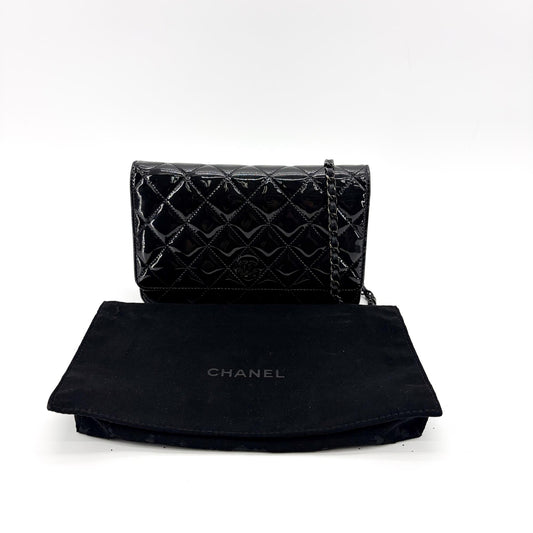 Portefeuille Chanel matelassé en cuir verni avec chaîne So Black