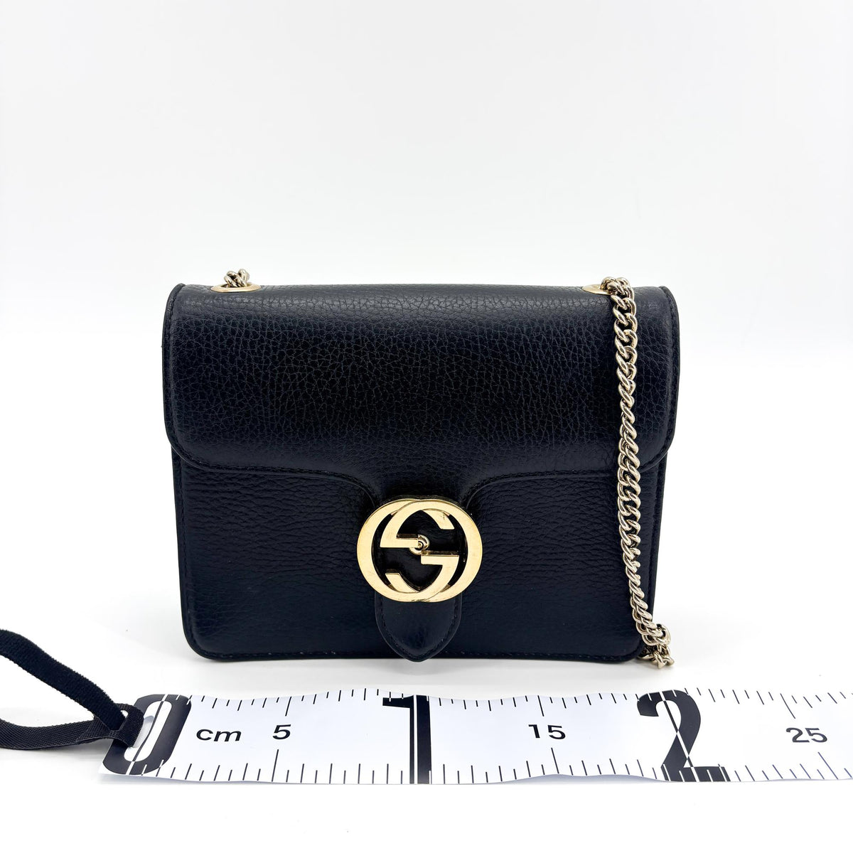 Sac à bandoulière Gucci Interlocking G en veau grainé, petite taille, noir
