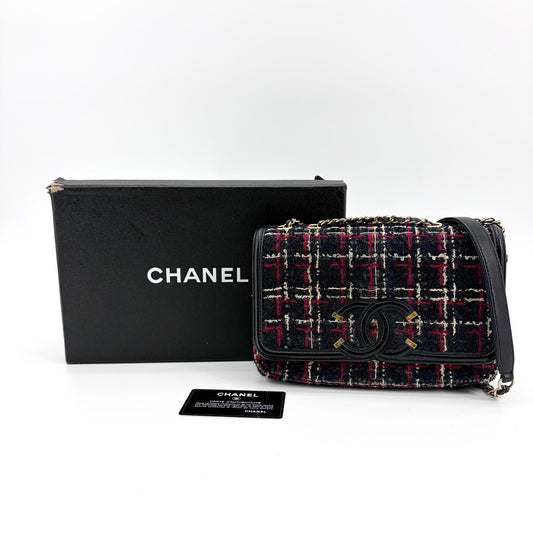 Sac à rabat Chanel CC Filigree en tweed, taille moyenne, noir et rouge
