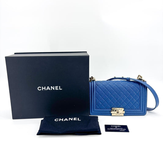Sac à rabat Chanel Boy Medium Caviar Bleu Or Champagne