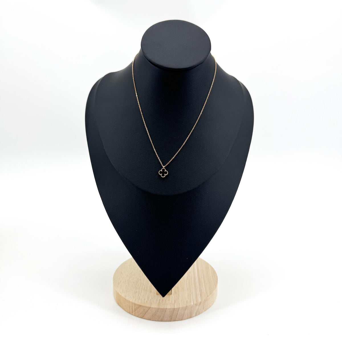 Van Cleef & Arpels Sweet Alhambra Pendant Yellow Gold Carnelian