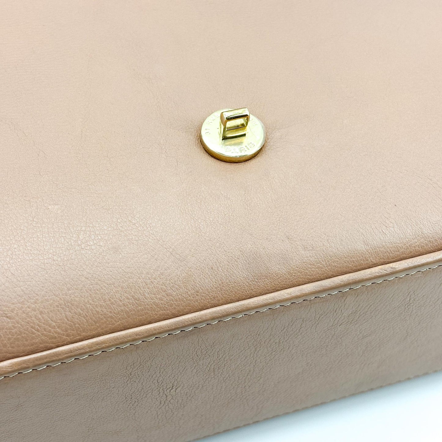 Sac à rabat à poignée Chanel Statement, taille moyenne, beige, avec quincaillerie dorée