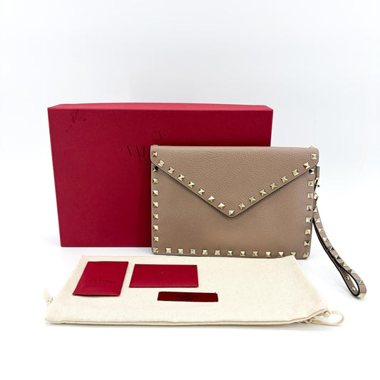 Valentino Garavani Pochette Rockstud en veau grainé Poudre