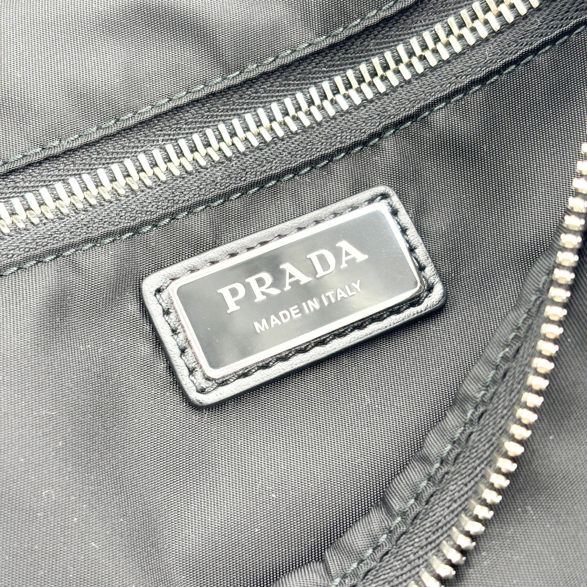 Sac seau à poignée supérieure en nylon Prada noir