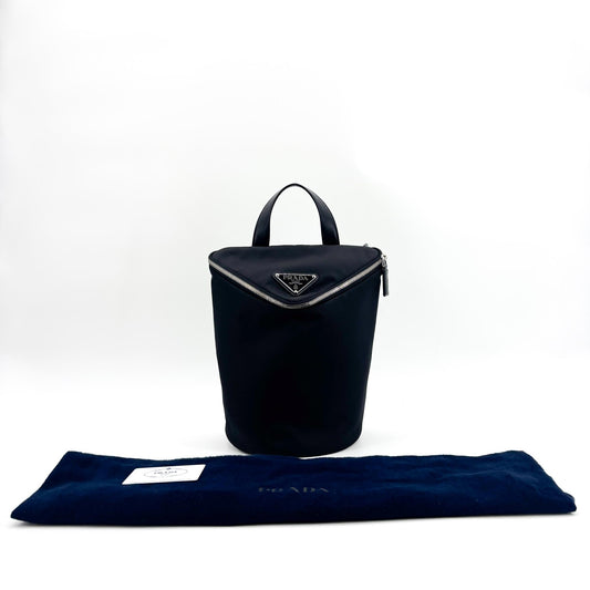 Sac seau à poignée supérieure en nylon Prada noir