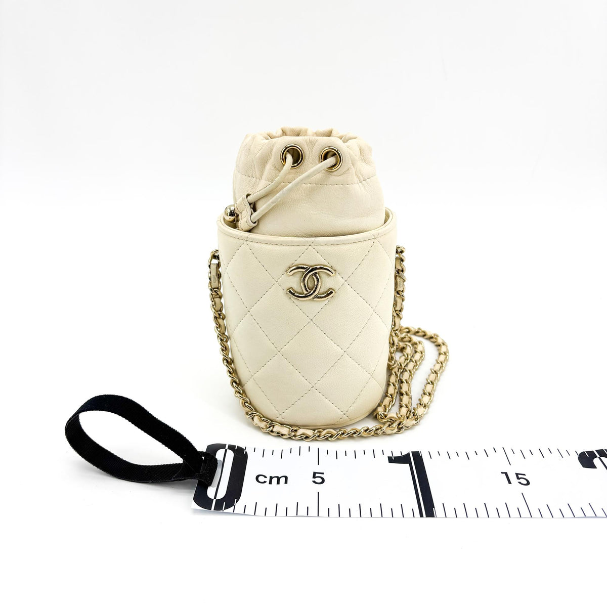 Sac seau mini matelassé Chanel en cuir d'agneau ivoire, finitions dorées