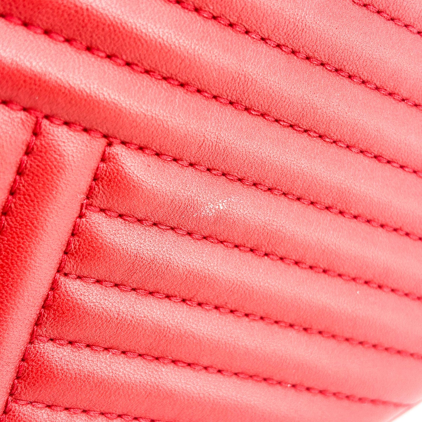 Sac à bandoulière à rabat Chanel Chevron Coco Mark rouge avec finitions argentées