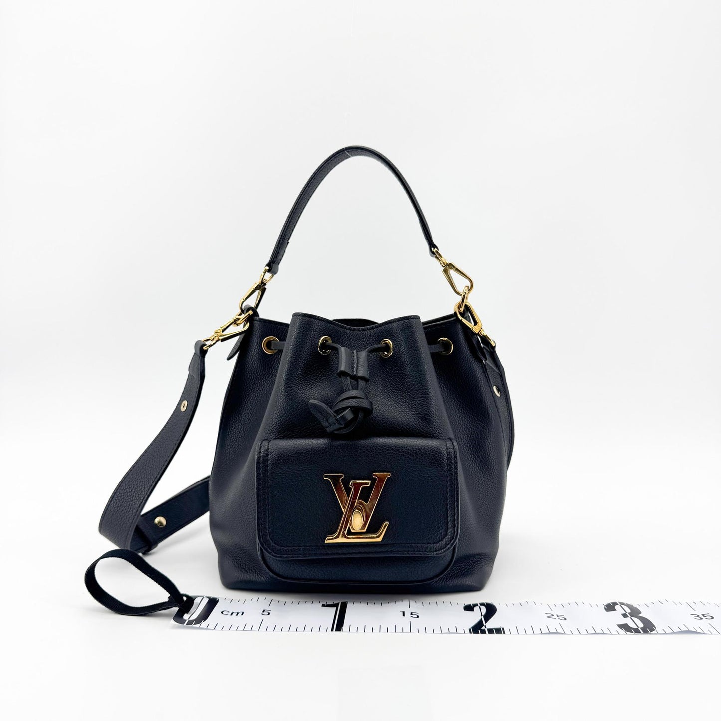 Sac seau Louis Vuitton Lockme cuir noir et finitions dorées