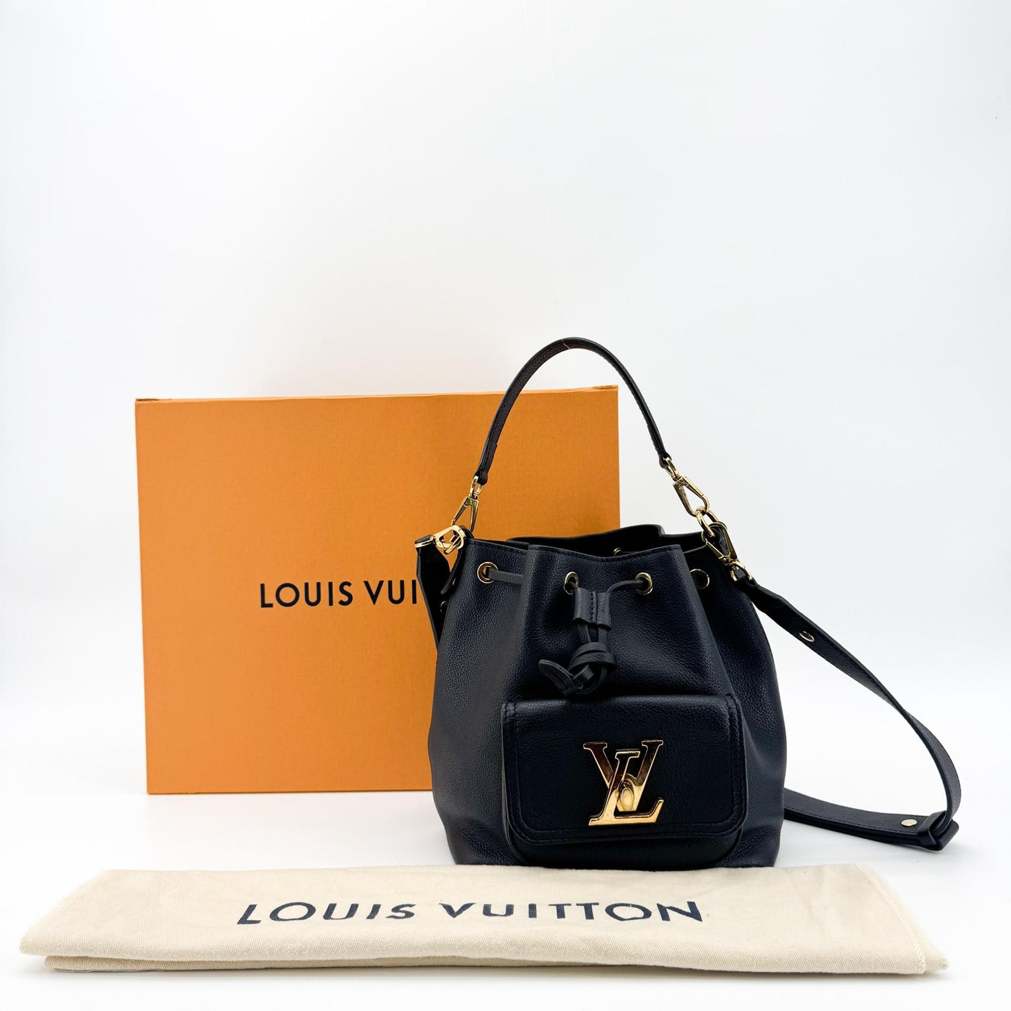 Sac seau Louis Vuitton Lockme cuir noir et finitions dorées