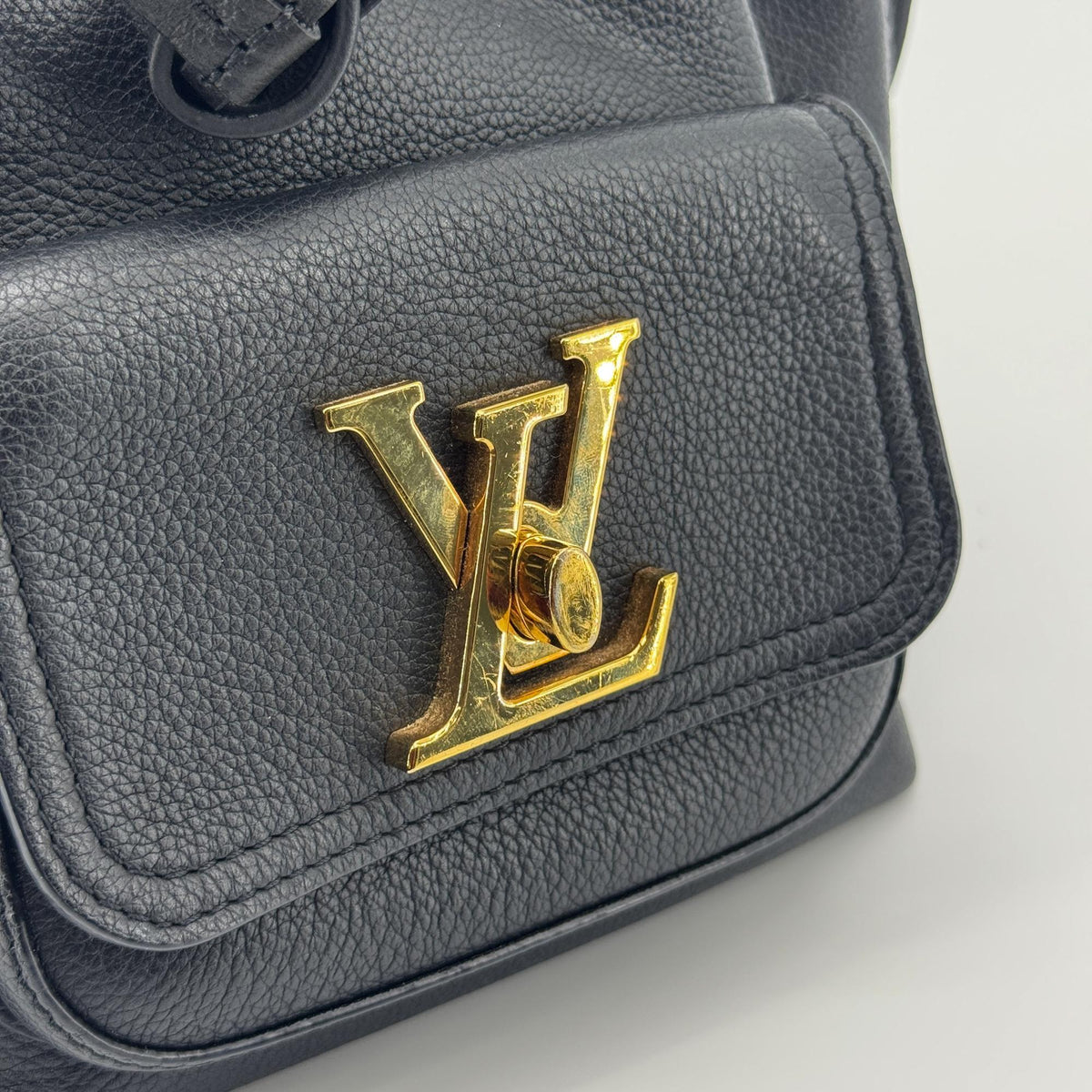Sac seau Louis Vuitton Lockme cuir noir et finitions dorées