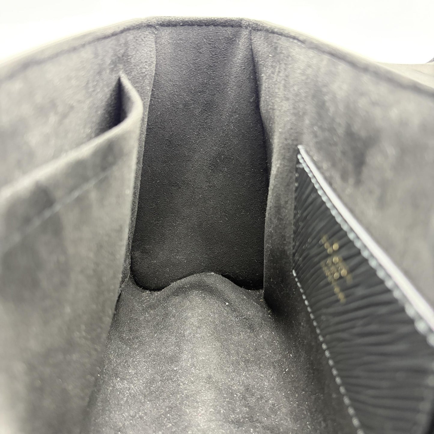 Louis Vuitton Twist MM Black Epi Leather Gold Hardware