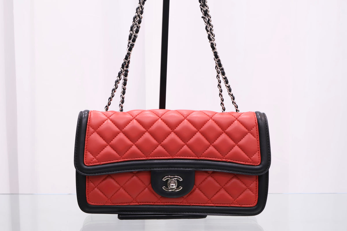 Season Limited Edition Graphic Flap Chain Shoulder Bag