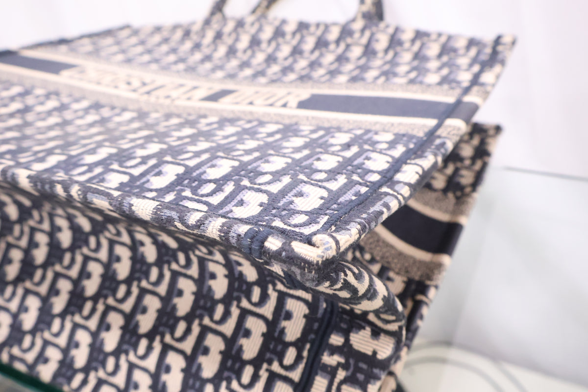 Oblique Embroidered Large Book Tote Bag M1286ZRIW - 928U