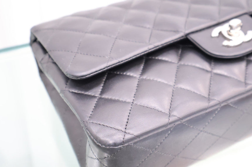 Classic Medium Lambskin Silver Chain Shoulder Bag