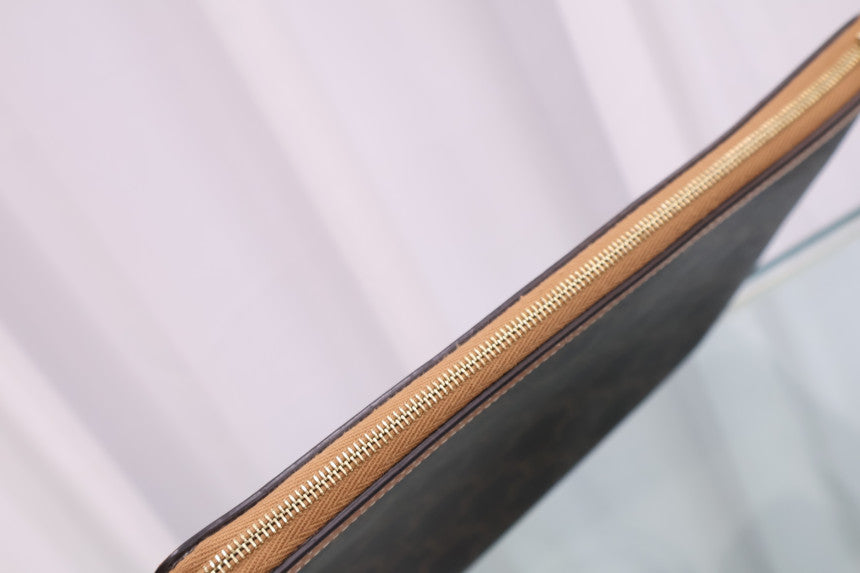 Triomphe Clutch 10D672BZQ.04LU