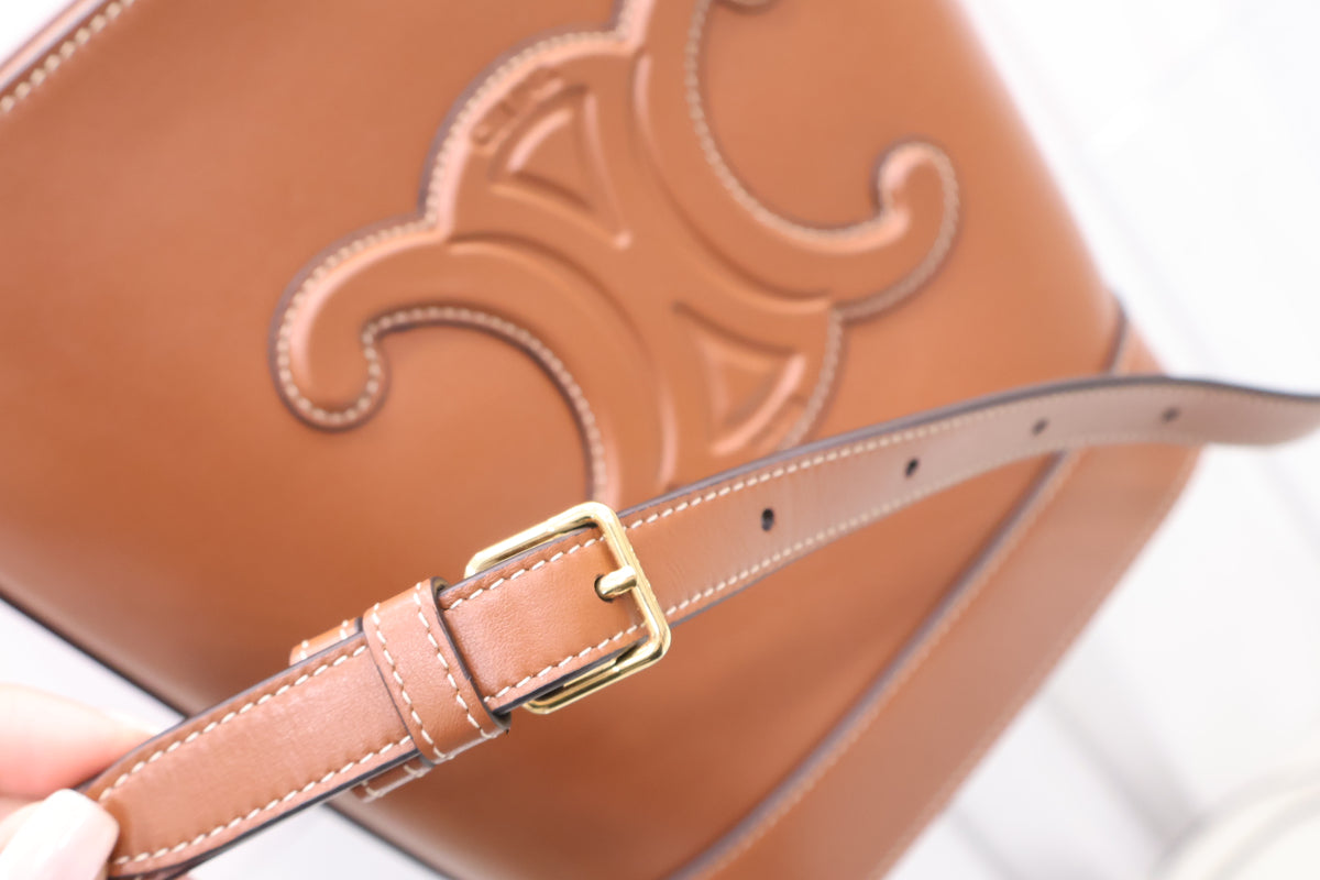 Triomphe Small Bucket Shoulder Bag 113783du3.04lu