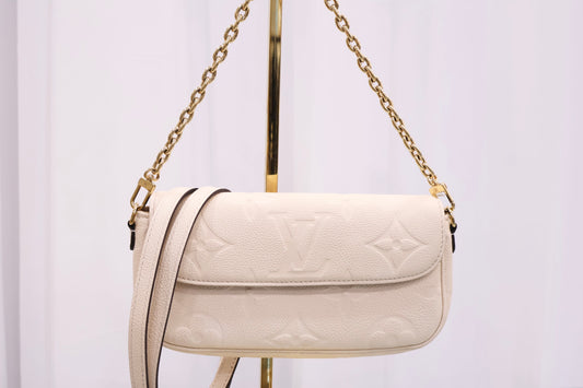 Wallet-on-Chain Ivy Cream Crossbody Shoulder Bag M82210