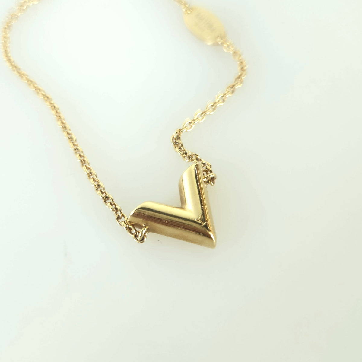 Essential V Bracelet M61084