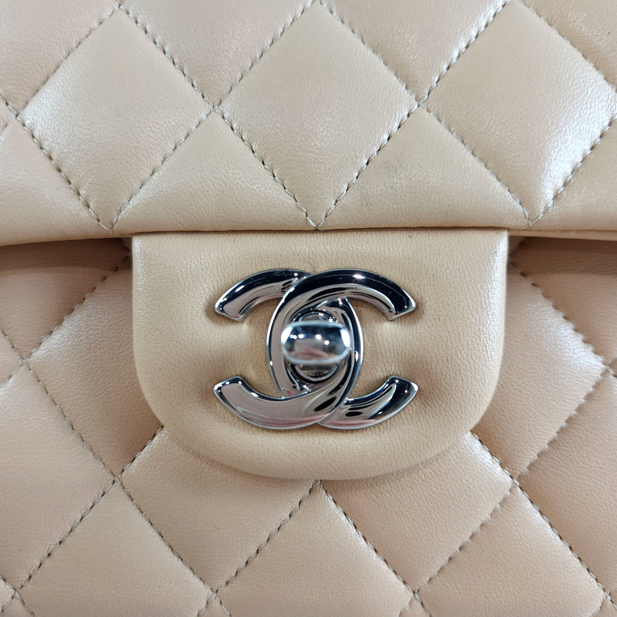 Medium Classic Lambskin Flap Shoulder Bag A01112