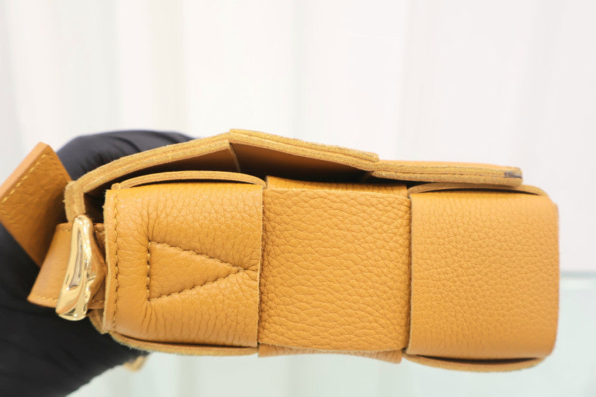 Cassette Bag Small Crossbody Bag 666870