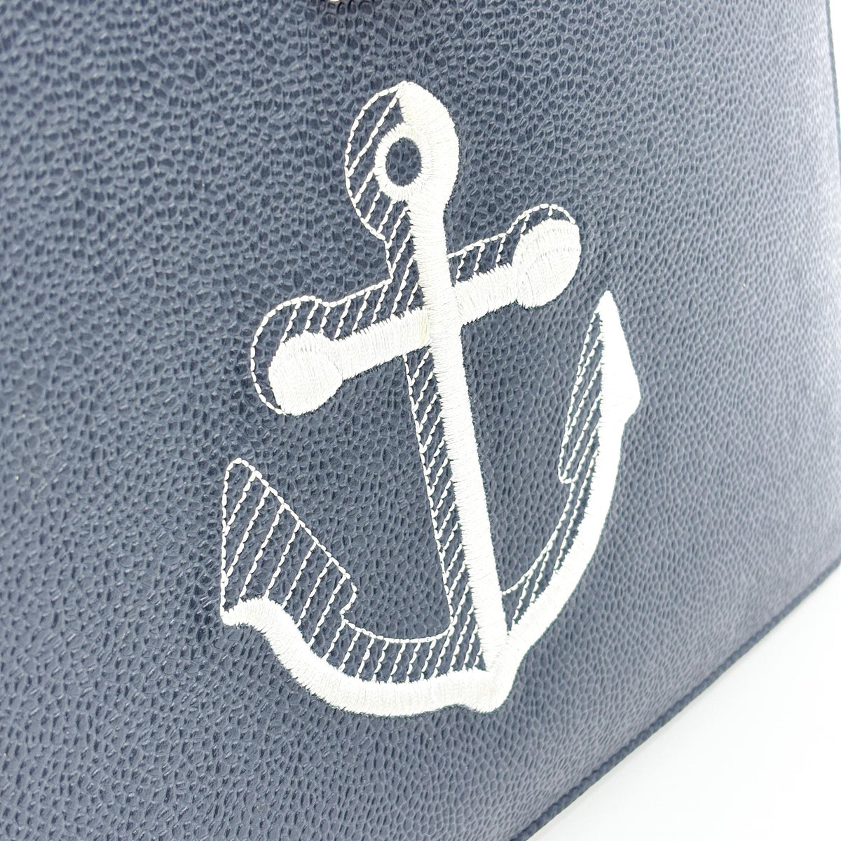 Porte-documents Thom Browne en cuir grainé avec ancre brodée, couleur marine