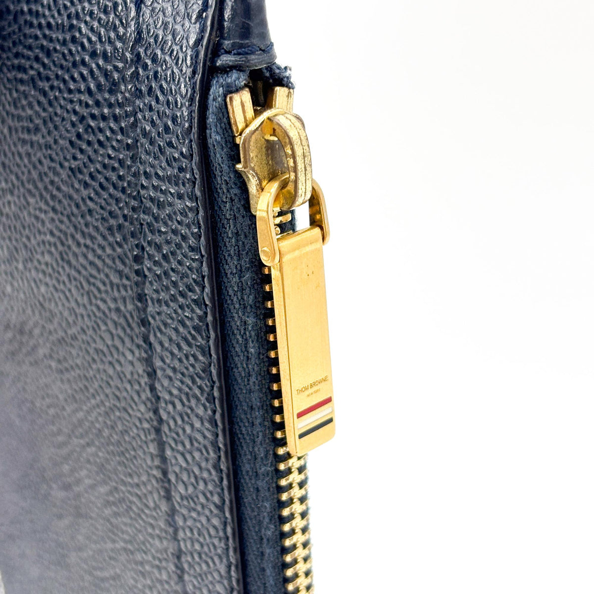 Porte-documents Thom Browne en cuir grainé avec ancre brodée, couleur marine