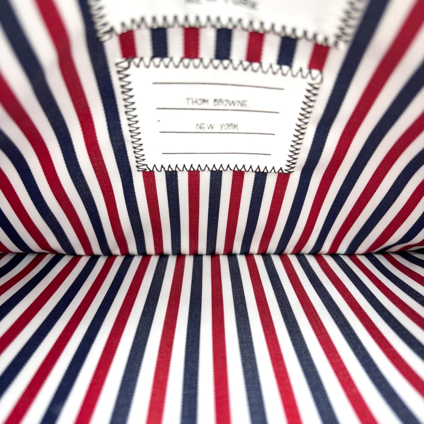 Porte-documents Thom Browne en cuir grainé avec ancre brodée, couleur marine