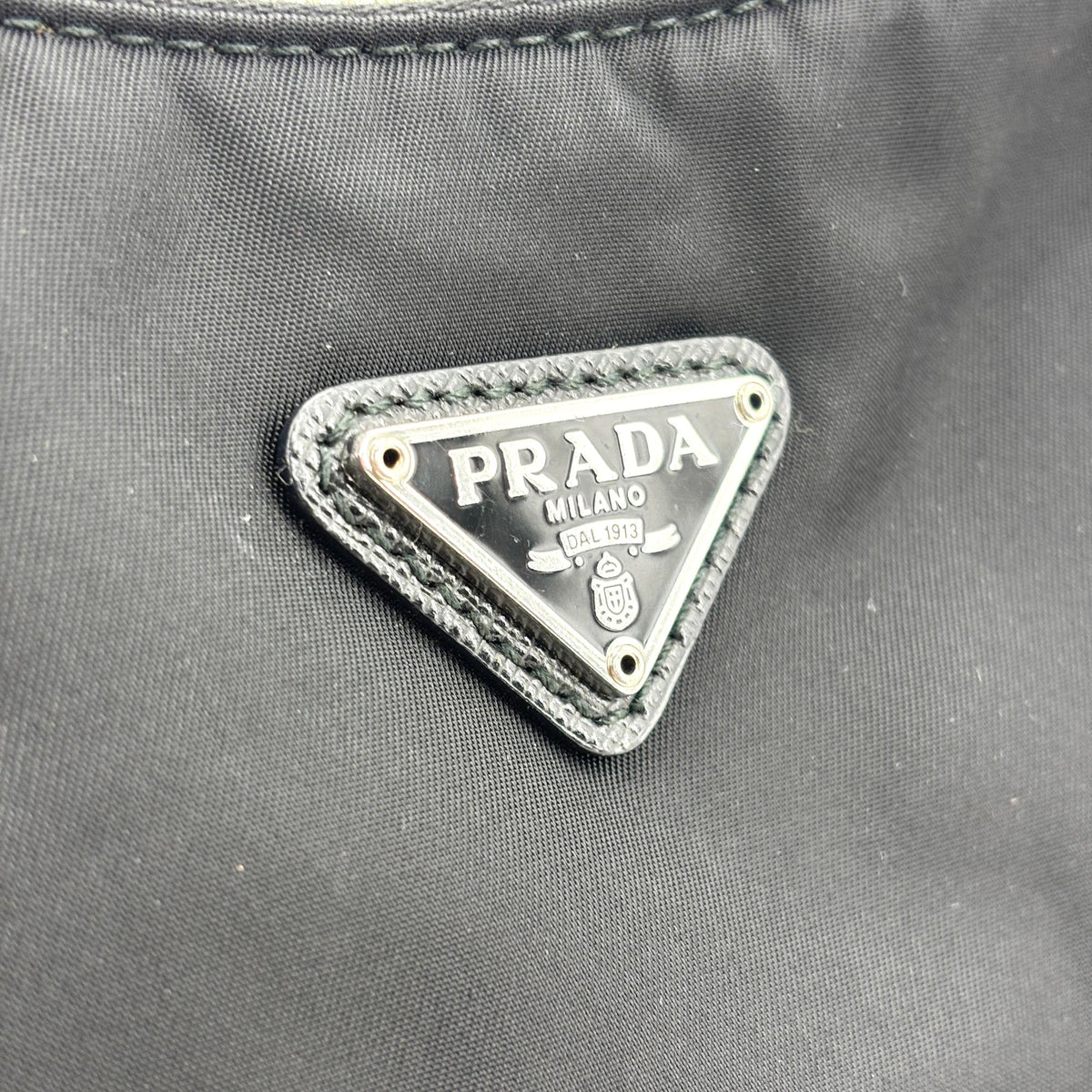 Prada Sac Mini en Nylon Noir Réédition 2000