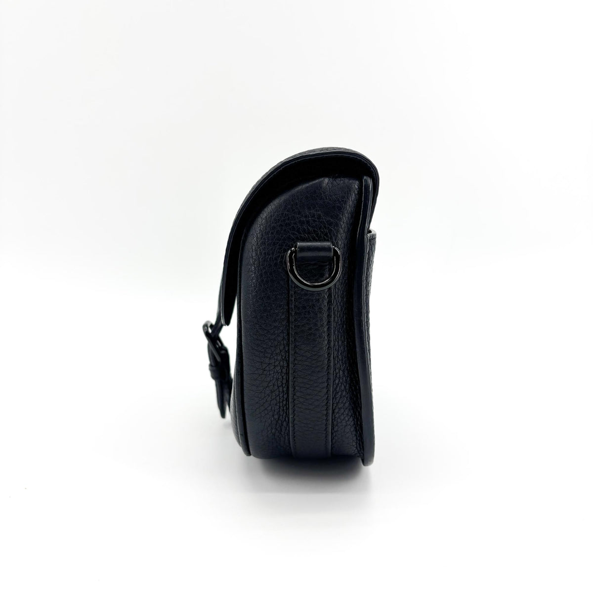 Sac Barbie Dior moyen en cuir de veau grainé noir, finitions métalliques noires