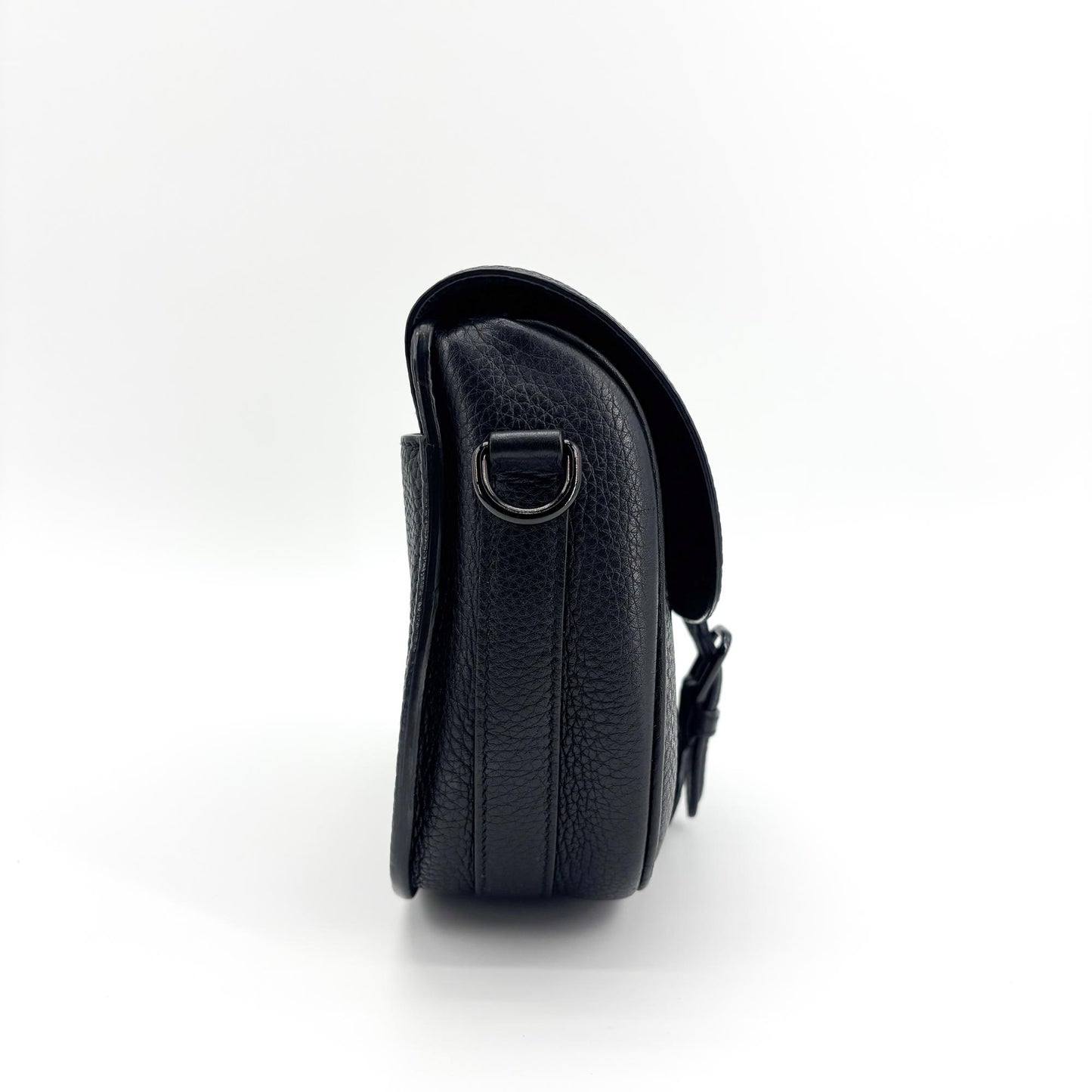 Sac Barbie Dior moyen en cuir de veau grainé noir, finitions métalliques noires