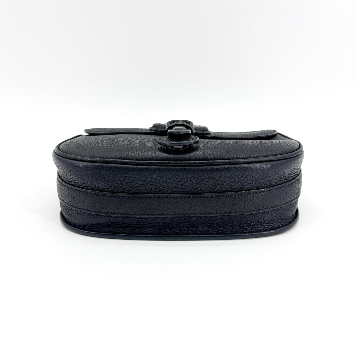 Sac Barbie Dior moyen en cuir de veau grainé noir, finitions métalliques noires