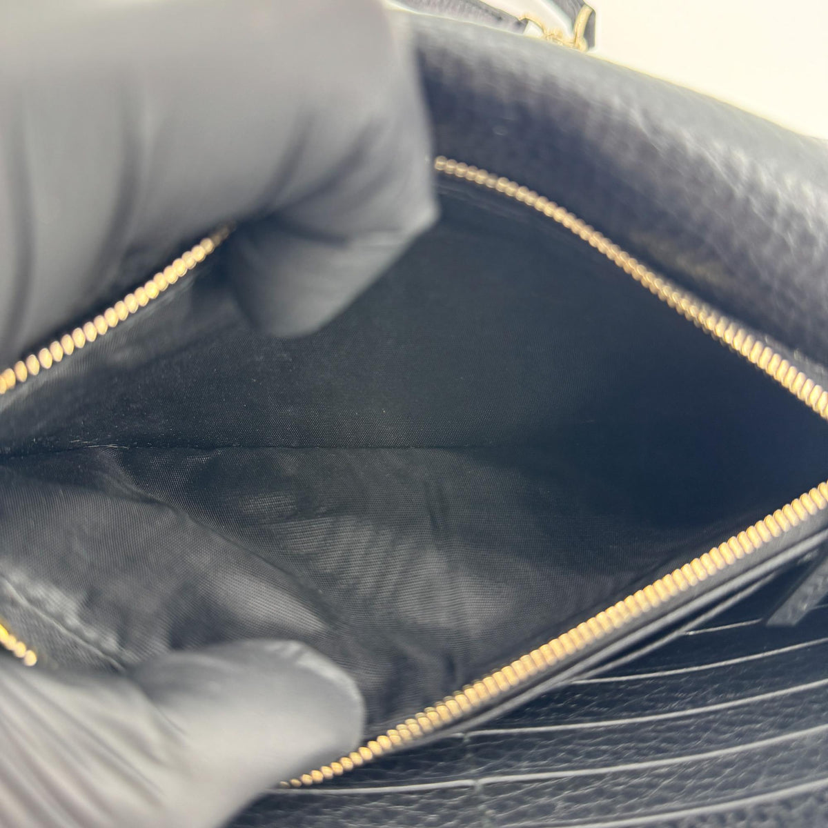 Gucci Interlocking G Dollar Calf Chain Crossbody Bag Black Gold Hardware