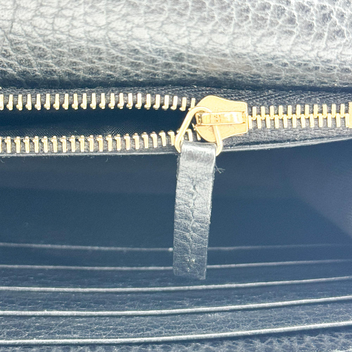 Gucci Interlocking G Dollar Calf Chain Crossbody Bag Black Gold Hardware