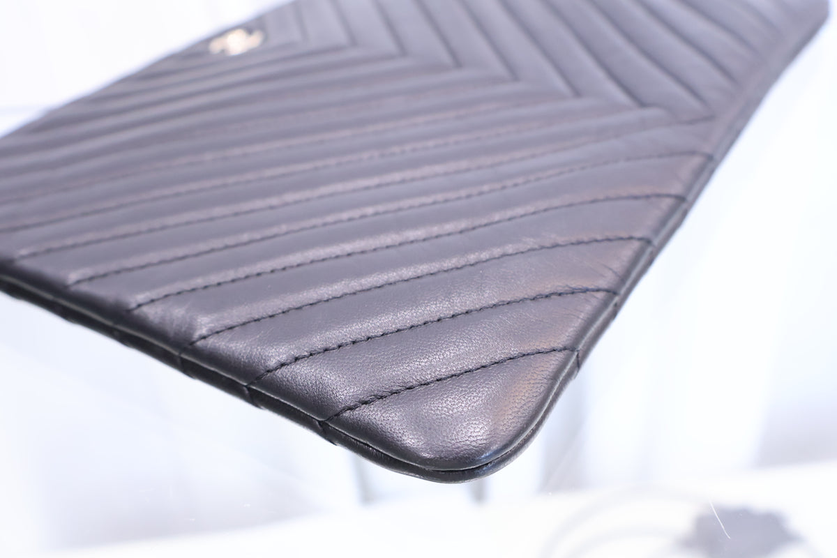 Lambskin New Medium Chevron Clutch A82545