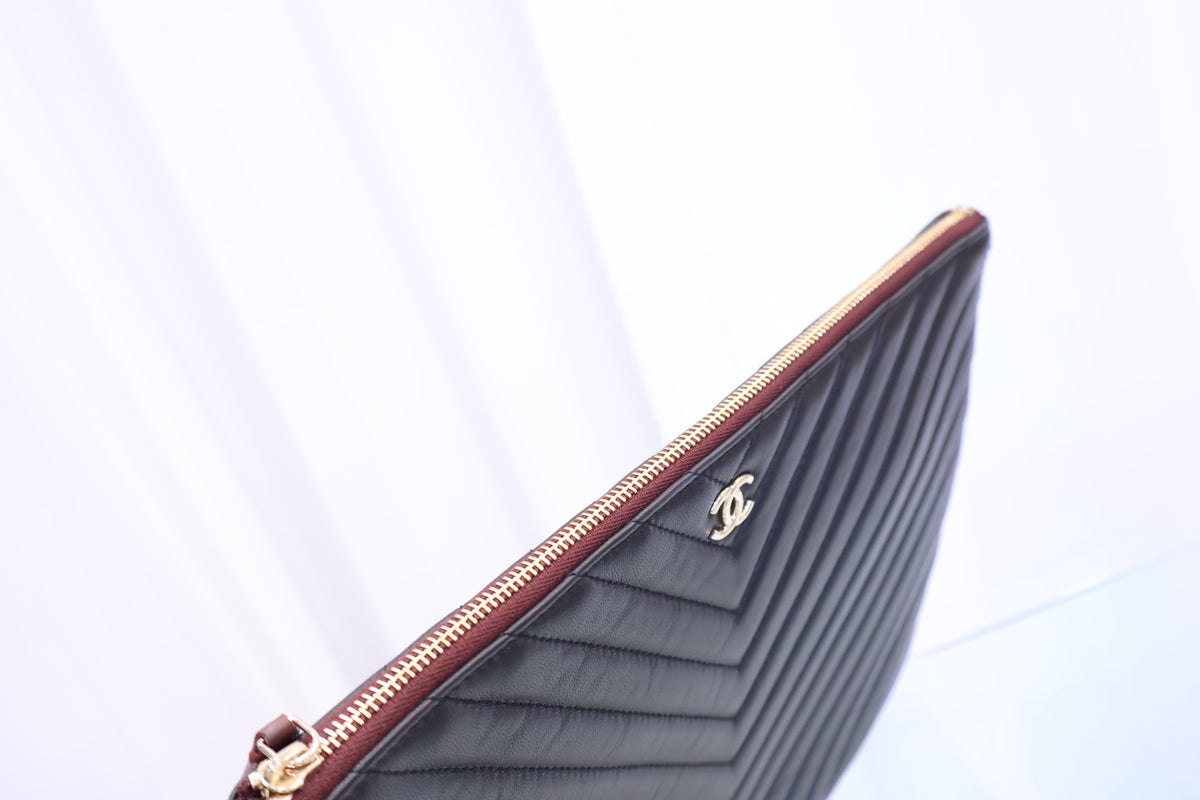 Lambskin New Medium Chevron Clutch A82545