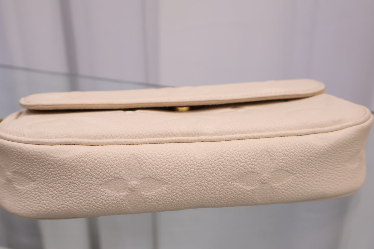 Wallet-on-Chain Ivy Cream Crossbody Shoulder Bag M82210