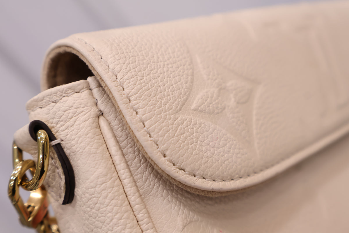 Wallet-on-Chain Ivy Cream Crossbody Shoulder Bag M82210