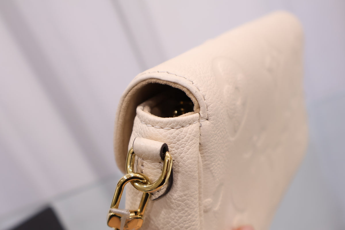 Wallet-on-Chain Ivy Cream Crossbody Shoulder Bag M82210