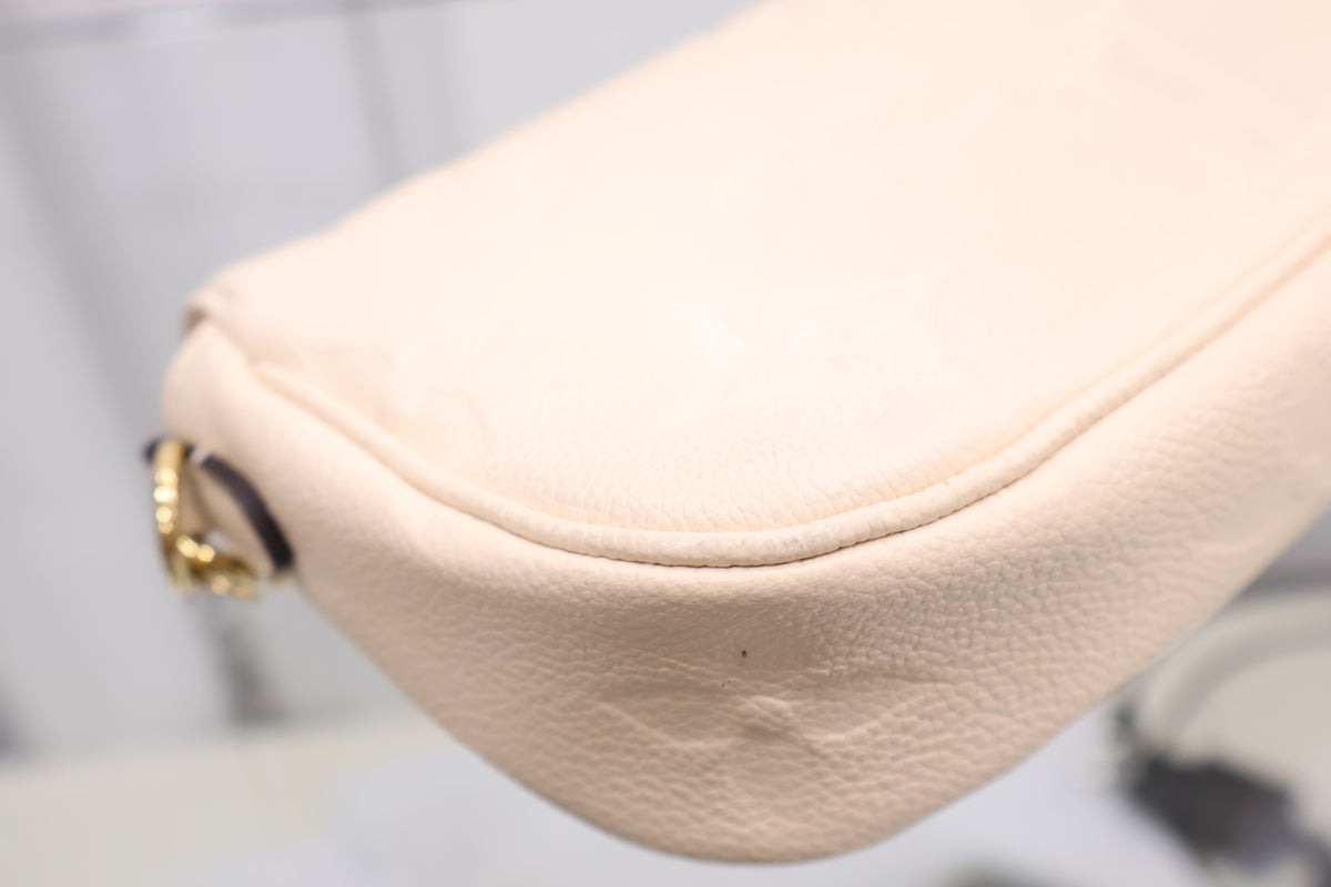 Wallet-on-Chain Ivy Cream Crossbody Shoulder Bag M82210