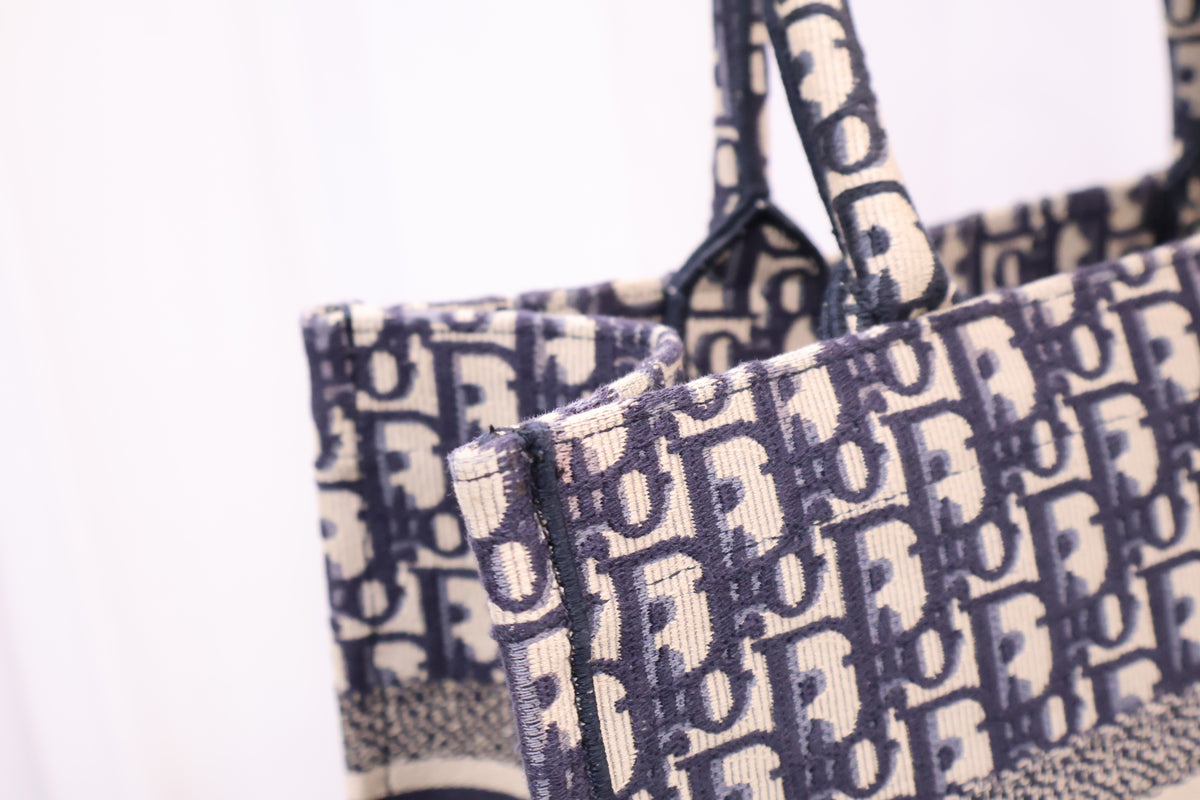 Oblique Medium Book Tote Bag M1296ZRIW M928