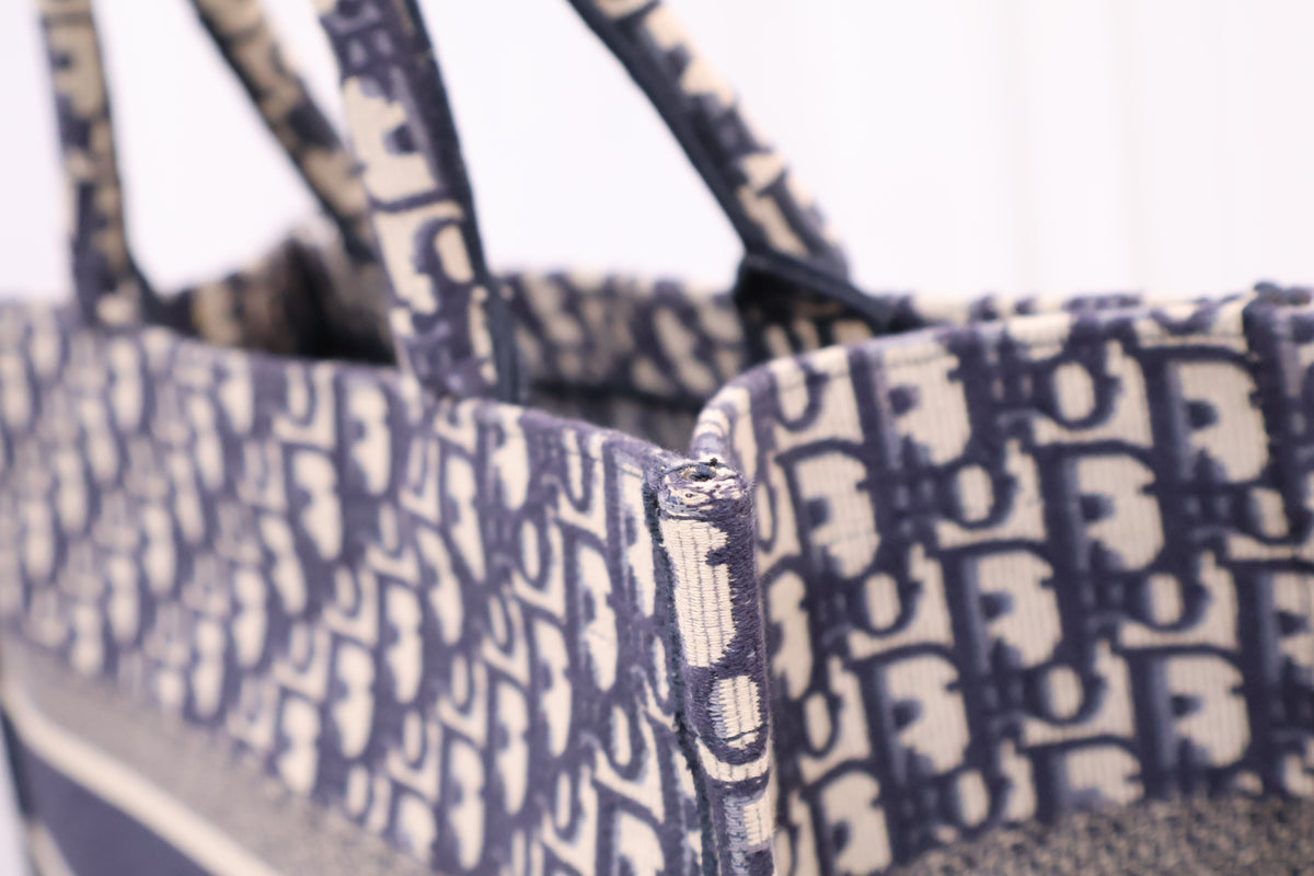 Oblique Medium Book Tote Bag M1296ZRIW M928